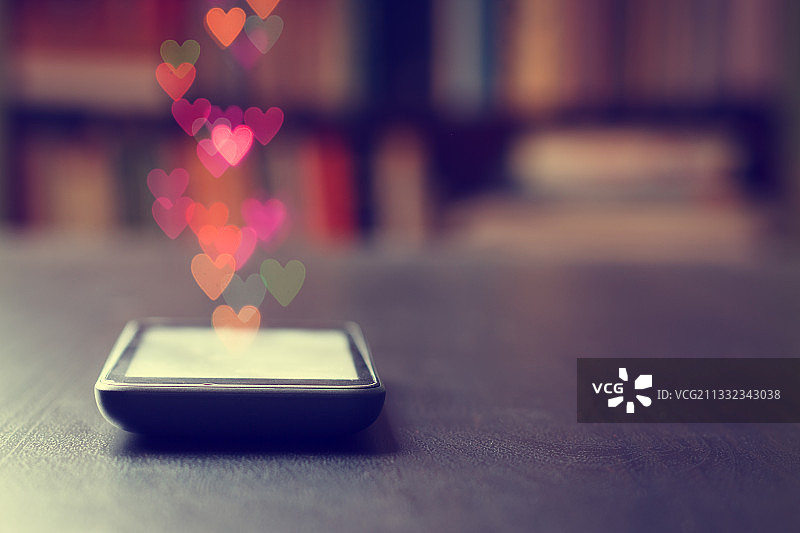 桌子上的手机特写图片素材