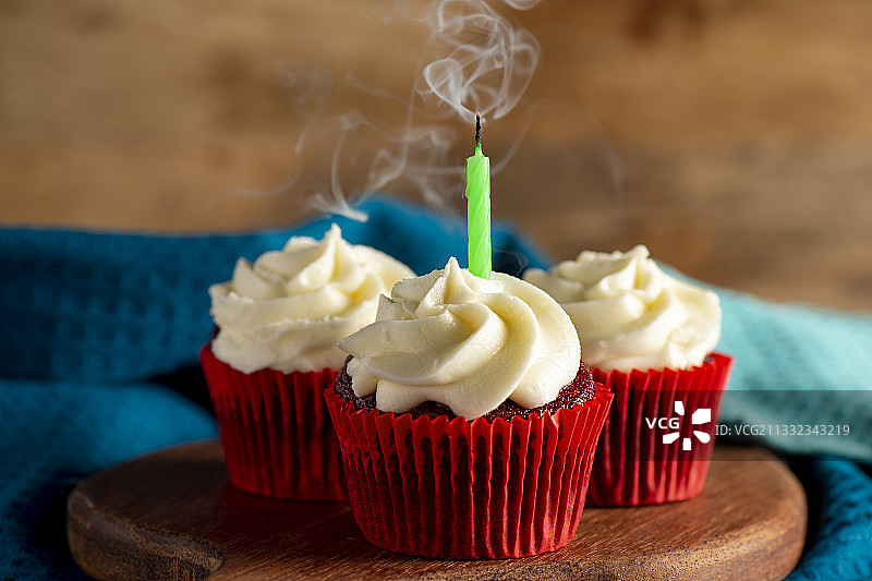 桌子上纸杯蛋糕的特写图片素材