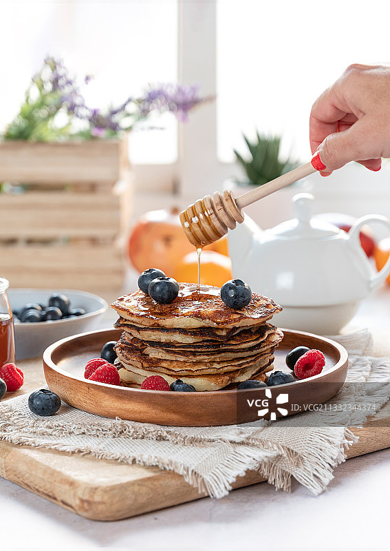 蓝莓覆盆子蜂蜜班戟图片素材