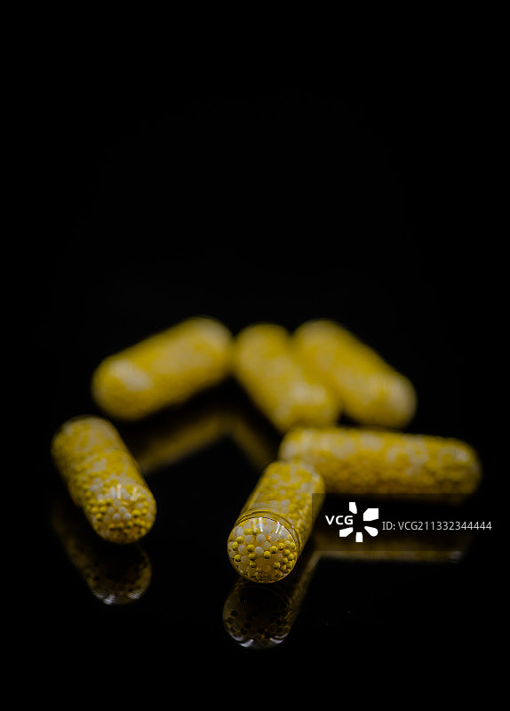 黑色背景上的胶囊特写，波兰图片素材