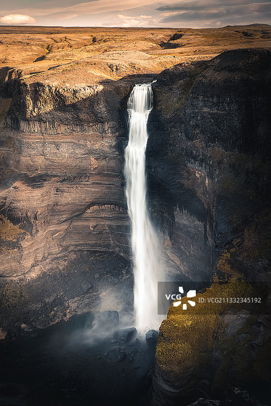 冰岛日落时分瀑布美景图片素材