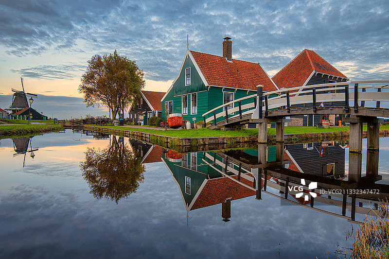 荷兰赞瑟斯汉斯赞丹的湖畔建筑风景图片素材