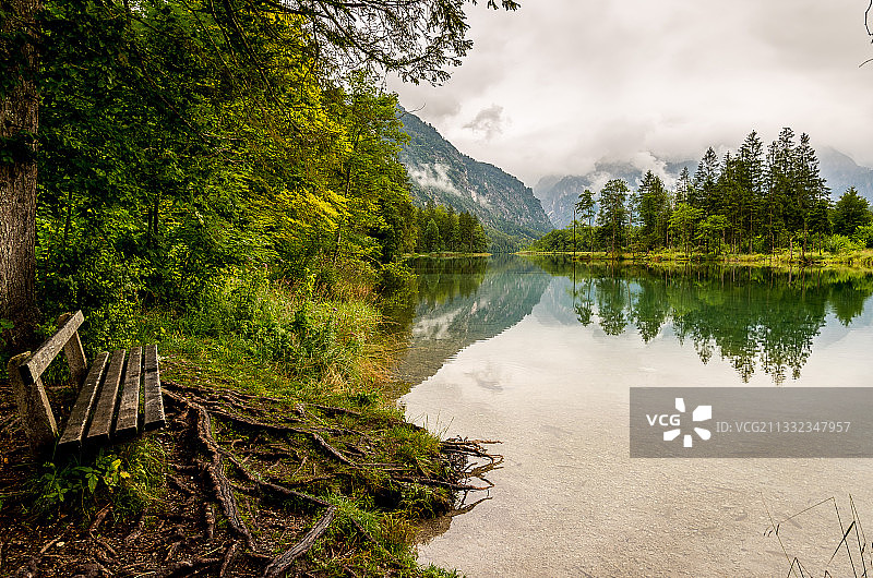 奥地利阿尔姆湖湖泊树木风光图片素材