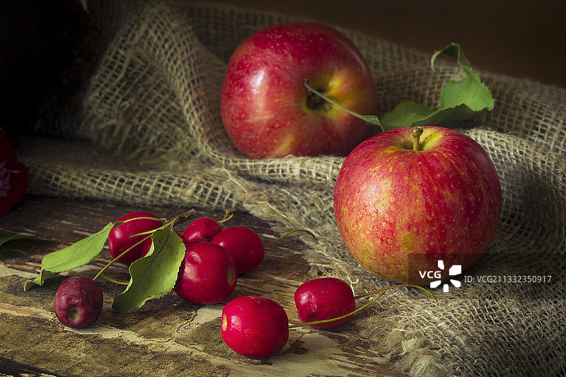 麻布上的苹果特写图片素材