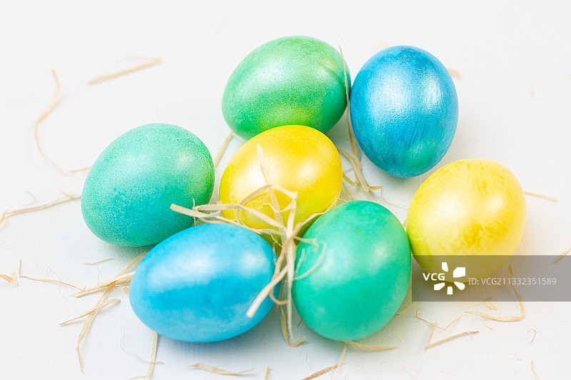 白色背景上彩色复活节彩蛋特写图片素材
