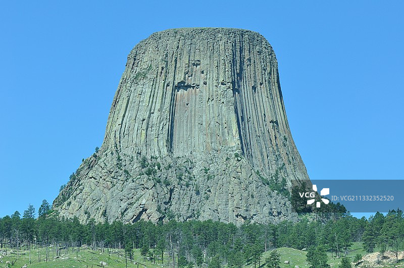 魔鬼塔国家纪念碑岩层低角度景观，美国图片素材