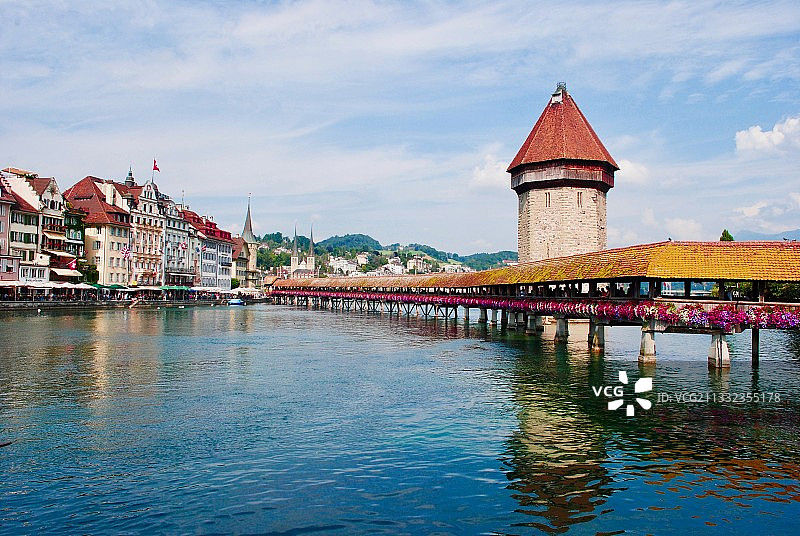 瑞士琉森：多云天空下的河上桥梁景观图片素材