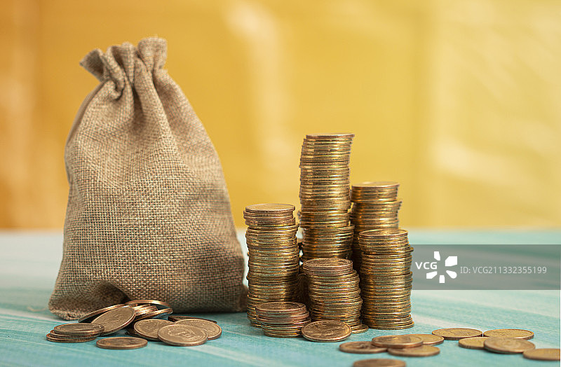 桌子上装有硬币的麻袋特写图片素材