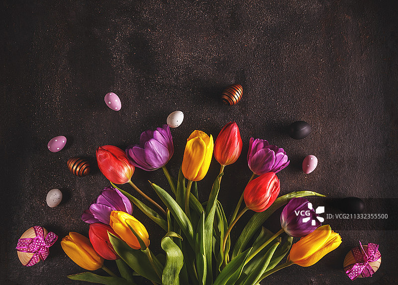 桌子上彩色郁金香的俯视图图片素材