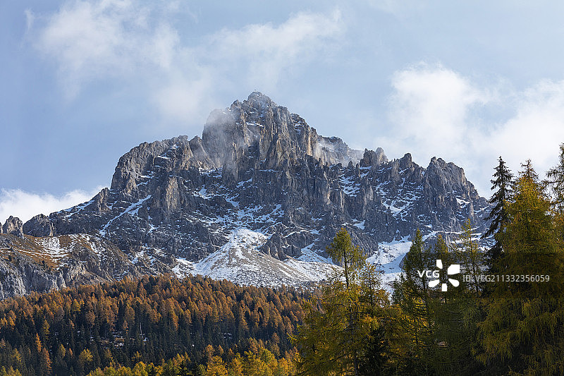 意大利特伦托普雷达佐拉特马尔的雪山美景图片素材