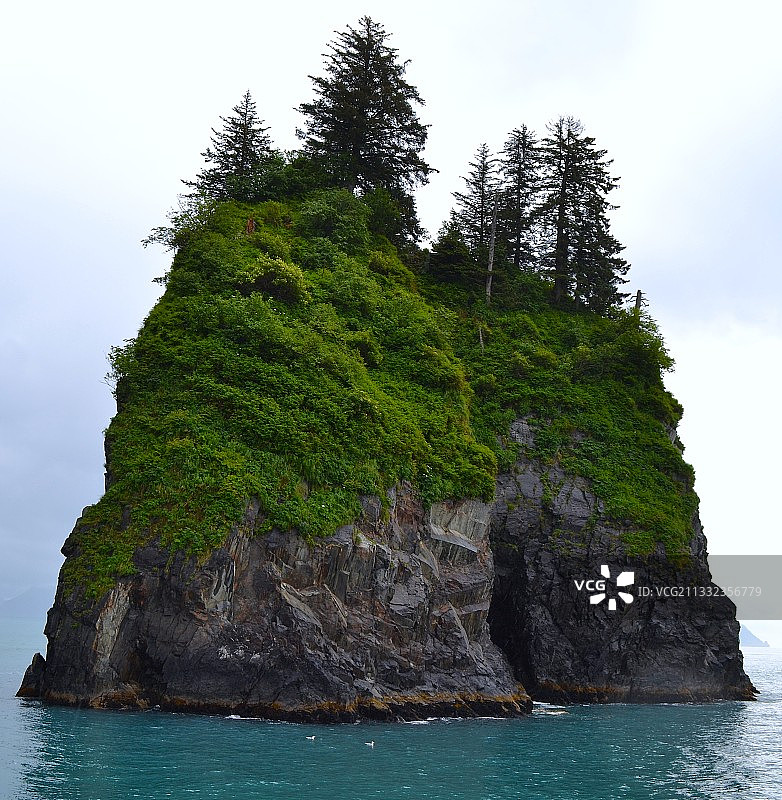 美国阿拉斯加州基奈峡湾国家公园海中岩石美景图片素材