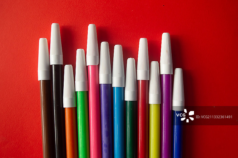 红色背景上的铅笔特写，印度尼西亚图片素材