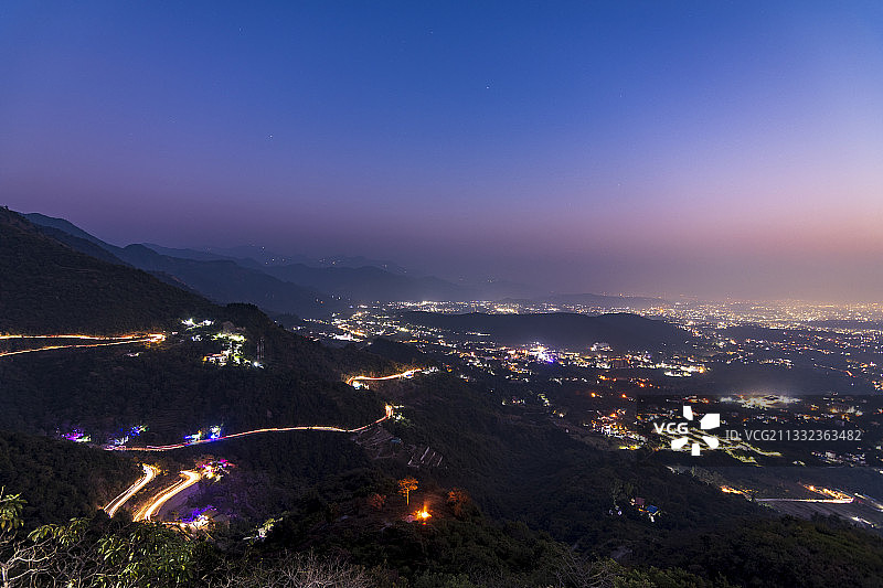 印度北阿坎德邦穆索里的夜间城市景观图片素材