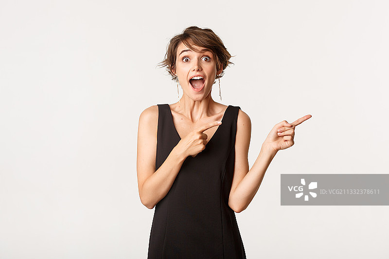 微笑的年轻女人在白色背景下手势图片素材