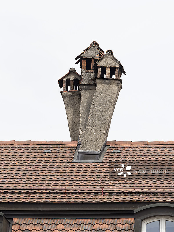 瑞士历史房屋上倾斜的旧烟囱图片素材