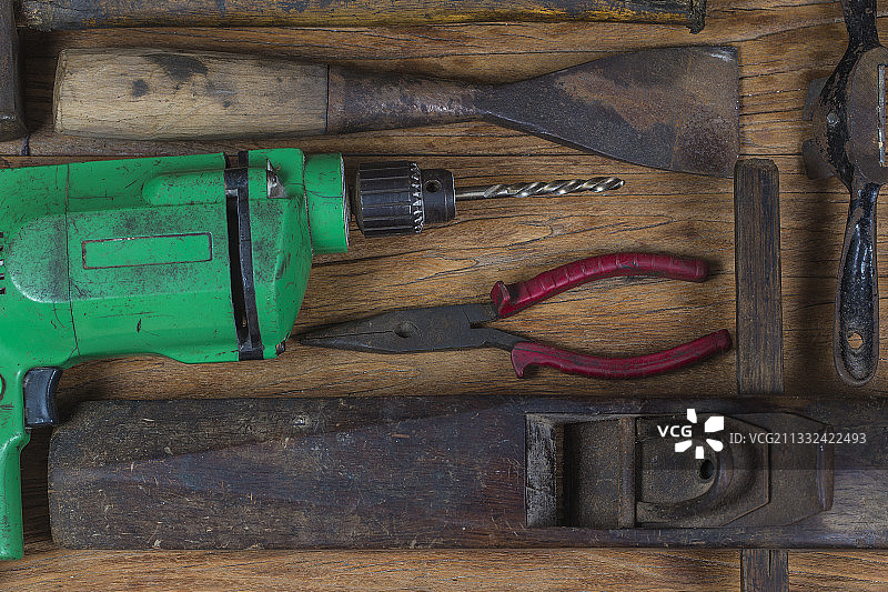 一堆木工工具放在木板背景上面图片素材