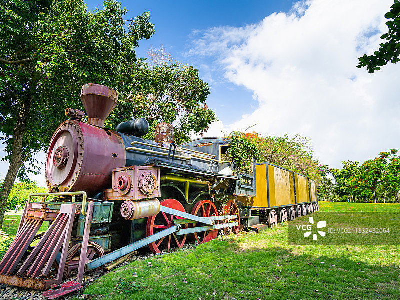 三亚亚龙湾国家旅游度假区儿童乐园游乐场森林小火车图片素材