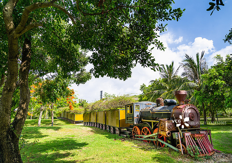三亚亚龙湾国家旅游度假区儿童乐园游乐场森林小火车图片素材