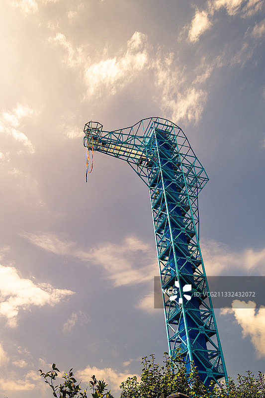三亚亚龙湾国家旅游度假区中心广场高空蹦极跳台图片素材