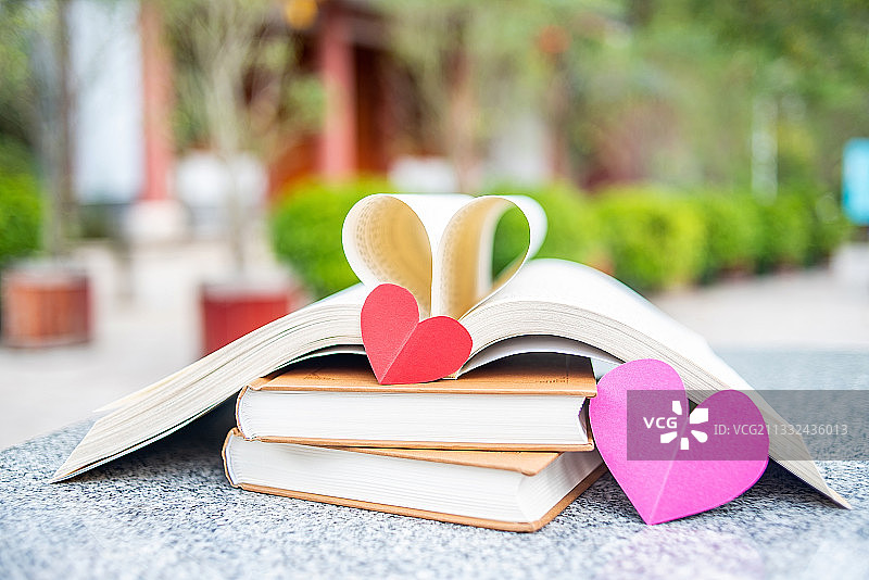 心理学概念图，一颗红心和一堆书图片素材
