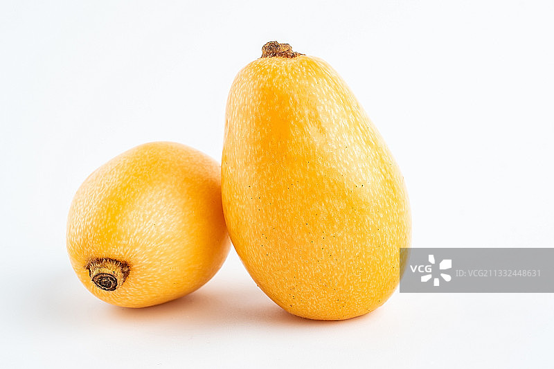 白背景上的枇杷果图片素材