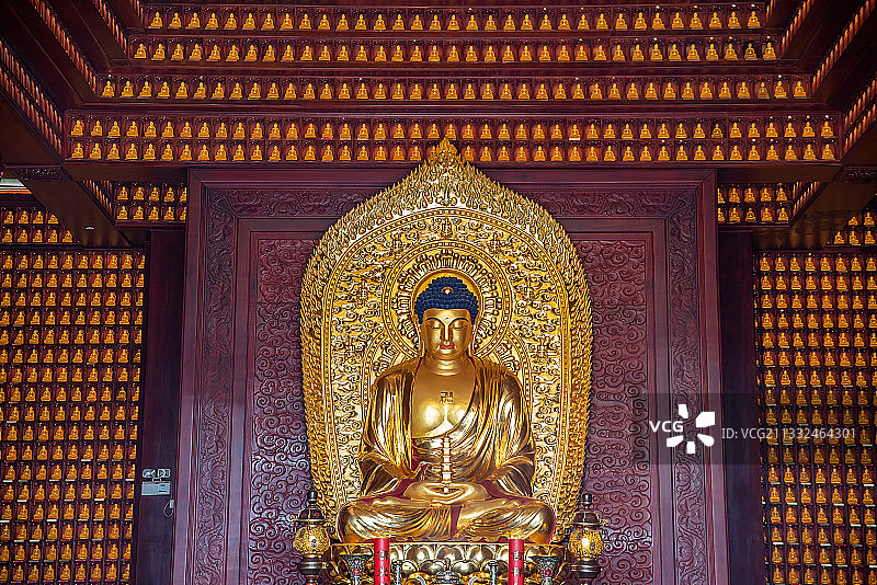 深圳弘法寺的金色如来佛雕像图片素材