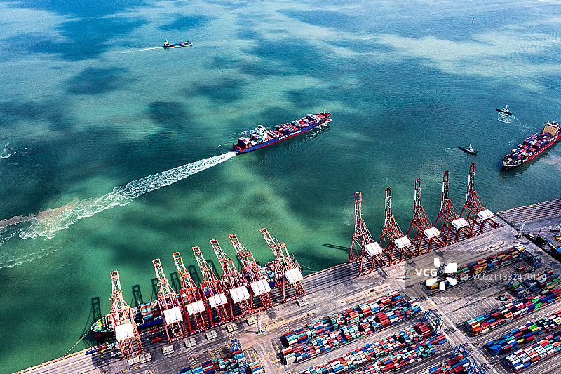 航拍视角下的广州南沙集装箱货柜码头图片素材