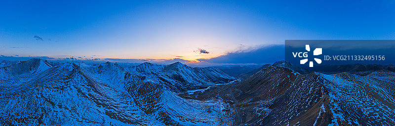 西藏昌都市左贡县，日落之后的东达山垭口图片素材
