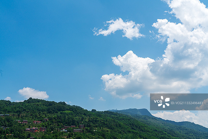 蓝天 白云 山 晴朗 树图片素材