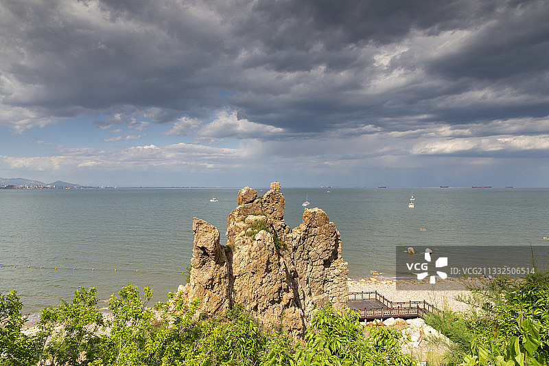 北戴河鸽子窝公园岩壁小山鹰角石图片素材