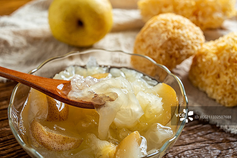 传统美食冰糖雪梨银耳羮图片素材