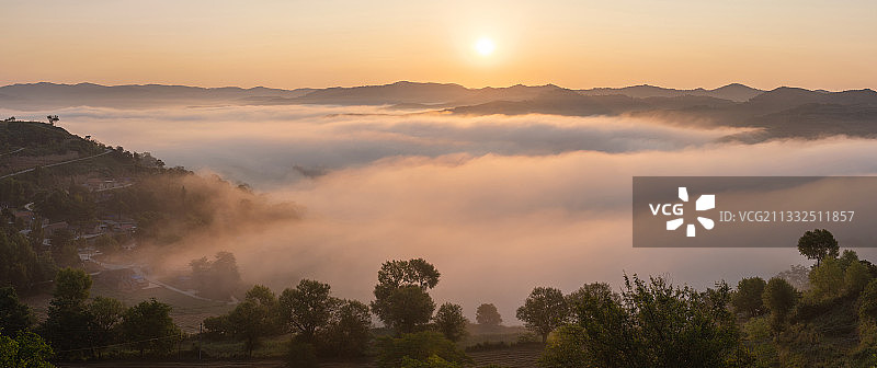 每到夏天降雨后，第二天基本都能看到云海。图片素材
