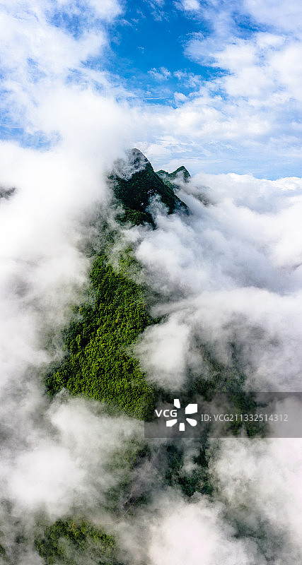 广东省清远市阳山县矮寨村盘山公路云海图片素材