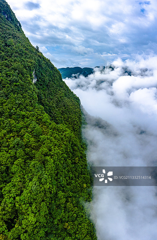 广东省清远市阳山县矮寨村盘山公路云海图片素材