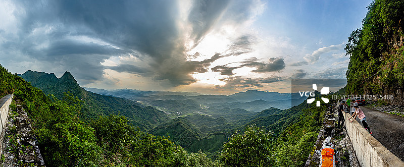 广东省清远市阳山县矮寨村盘山公路图片素材