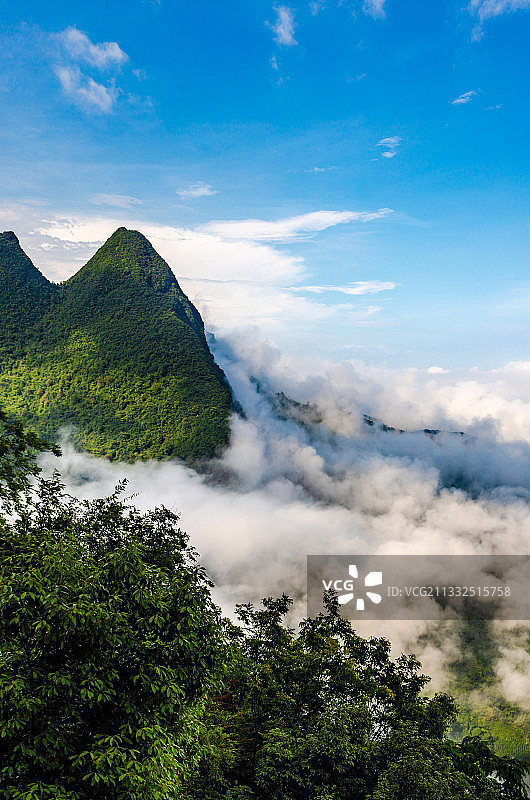 广东省清远市阳山县矮寨村盘山公路云海图片素材