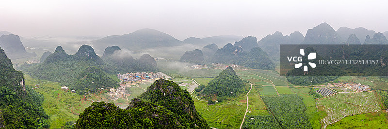 中国广东省英德市九龙镇喀斯特地貌峰林图片素材