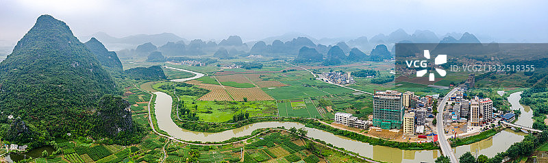 中国广东省英德市九龙镇喀斯特地貌峰林图片素材