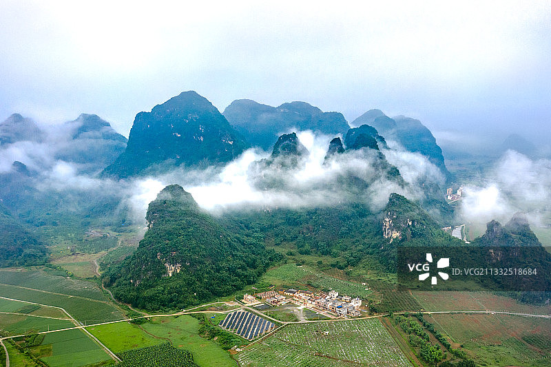 中国广东省英德市九龙镇喀斯特地貌峰林图片素材