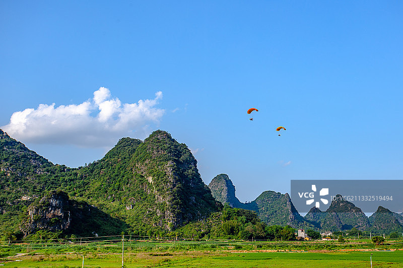 广东省英德市九龙镇喀斯特地貌峰林图片素材