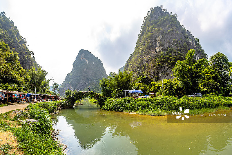 广东省英德市黄花镇小赵州桥峰林图片素材