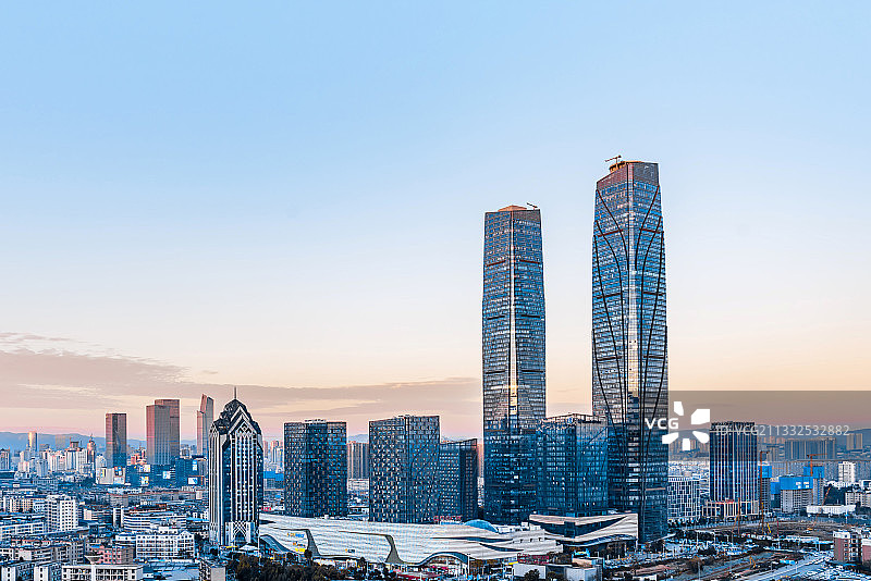 中国云南昆明双子塔和城市天际线黄昏风光图片素材