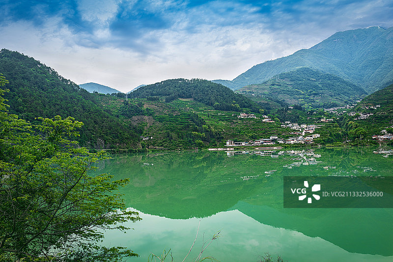 四川省雅安市石棉县 依山傍水 村庄图片素材