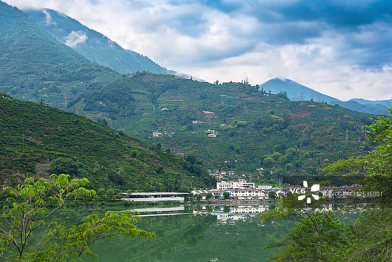 四川省雅安市石棉县 依山傍水 村庄图片素材