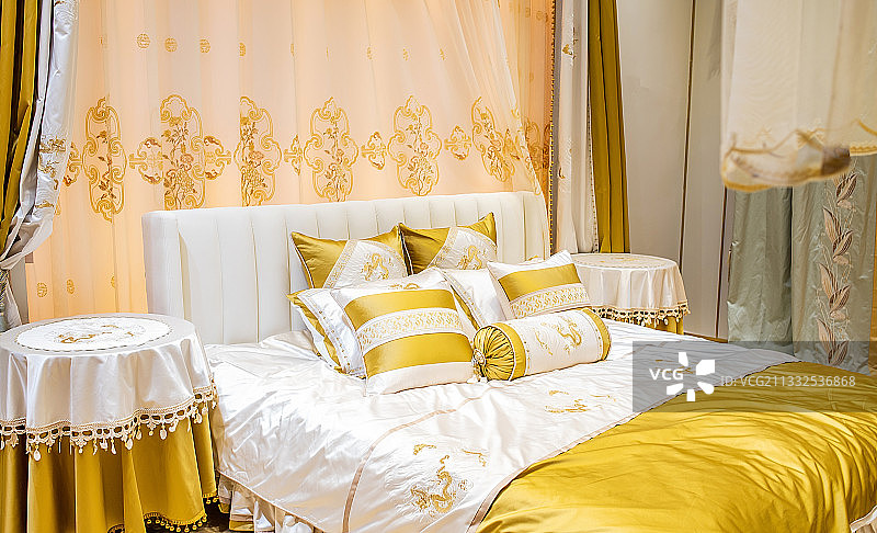 卧室精美的床单被子和枕头图片素材