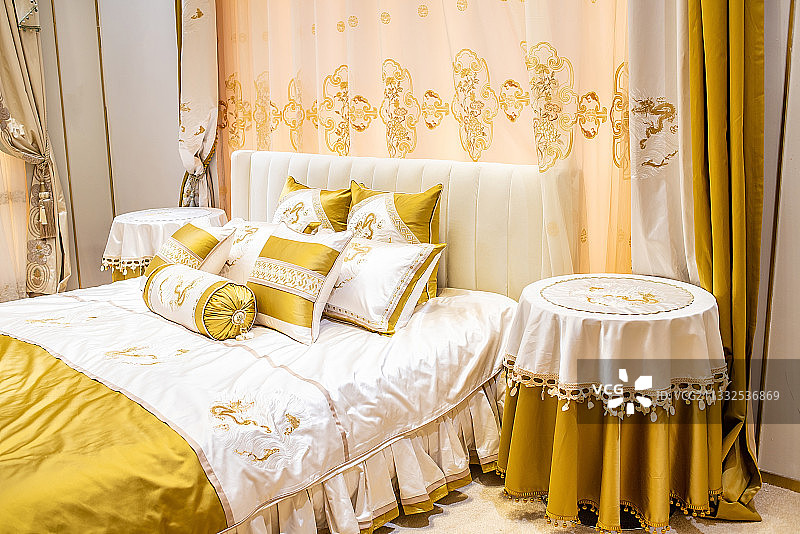 卧室精美的床单被子和枕头图片素材