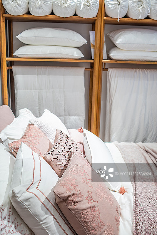 卧室的床上被子和枕头室内软装设计图片素材