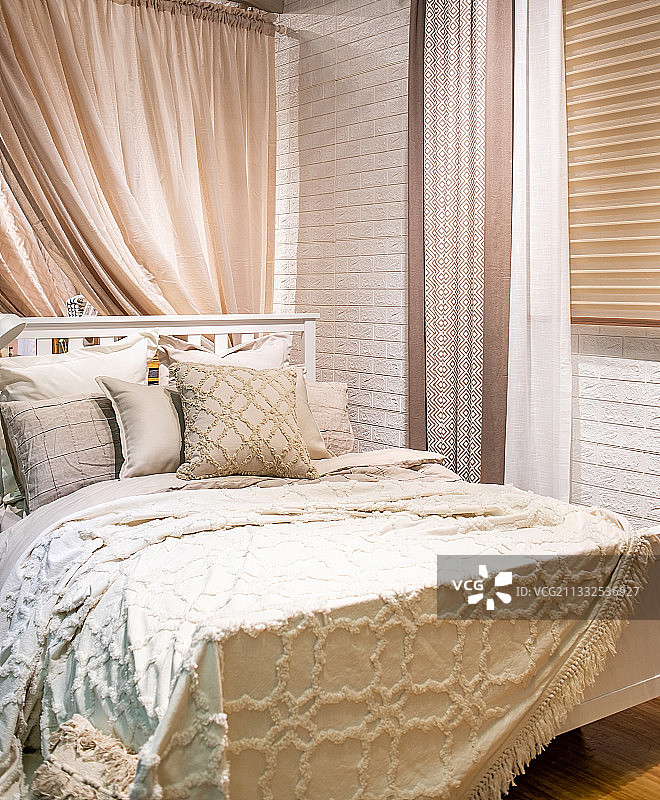 卧室的床上被子和枕头室内软装设计图片素材