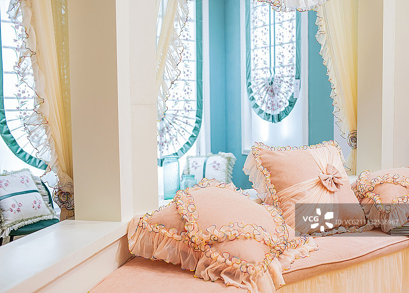 房间内的沙发抱枕和窗帘图片素材