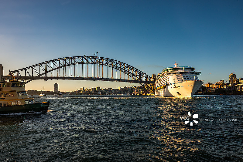 悉尼大桥与邮轮Cruiser & Sydney bridge图片素材